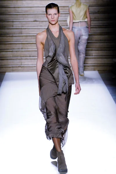 Look 16
